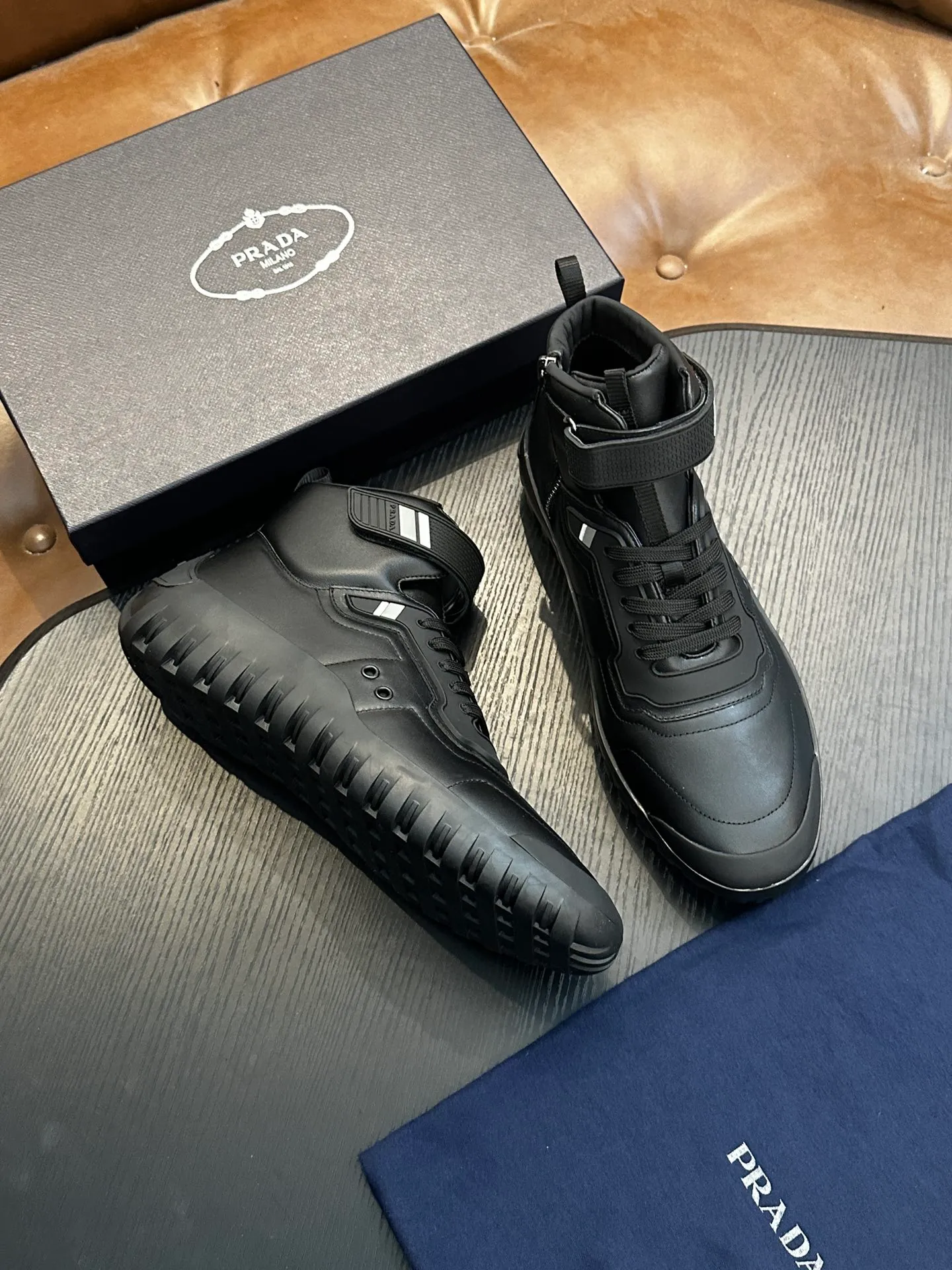 [ PRADA ] Top P: 880💰 ▪️Size: 39-44 (customized at 38.45) Prad*Prada (Mauri order can be made) new men's nylon fabric sneakers This casual sneaker combines elegant and innovative design. It is made of nylon stretch fabric and has a slip-on design. The upper strap is equipped with an adjustable metal buckle, and the letters "PRADA" are eye-catching on the side of the shoe. Comes with full original packaging!